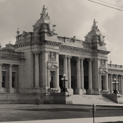 Street view of the Beaux Arts classical revival style Riverside County Courthouse in 1910.